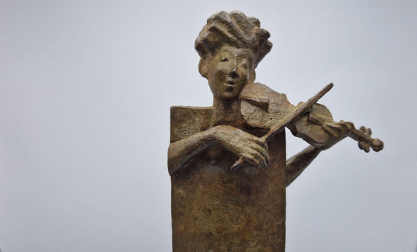 Loek Bos – Violinist, bronze sculpture for sale, detail view of sculpture, height 41 cm, with base 54 cm