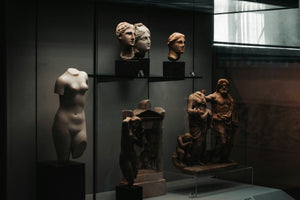 Banner image for the Sculptures Collection by Kunstiek | Sculptures in brons presented in a museum setting | introducing the sculptures category.