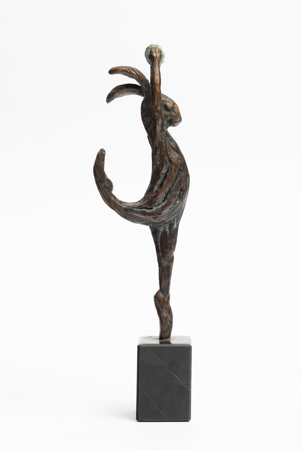 Zijkant van bronzen beeld dansende haas met bal in hand
