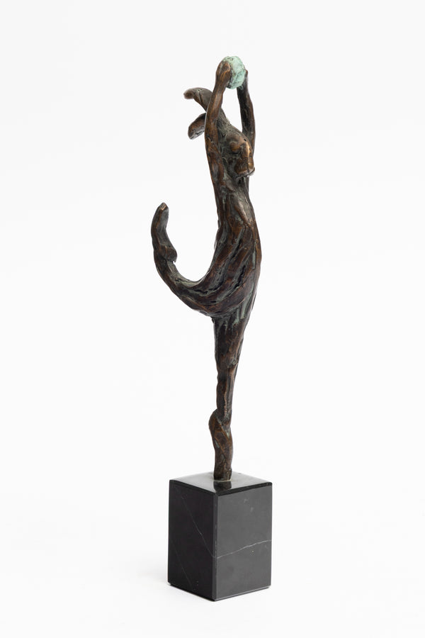 Zijkant van bronzen beeld dansende haas met bal in hand