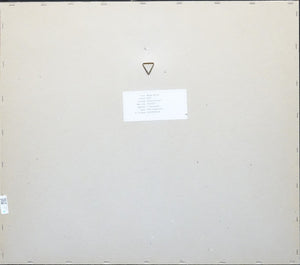 Dolf Zwerver | Buiten de tent | schilderij Olieverf op paneel | 33 × 40 cm | Gesigneerd | Figuratieve scène | achterzijde schilderij