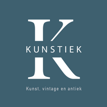 Logo, sierlijke K op blauwe achtergrond