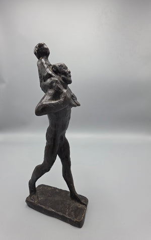 Pieter d’Hont | “Man en kind” | Bronzen sculptuur | Lopende man die een kind op zijn schouders draagt ​​| 1963