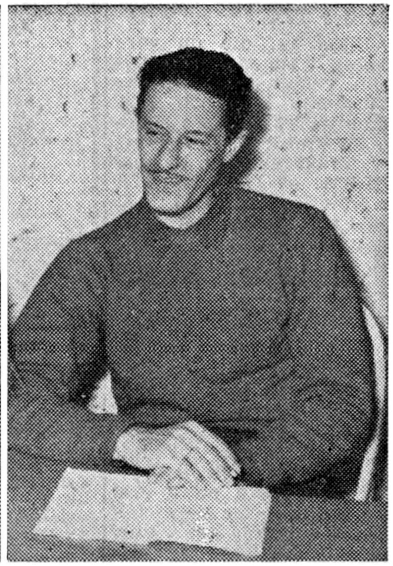 Portret | van de Nederlandse schilder Eugène Brands | zittend aan een tafel met documenten | circa 1952.