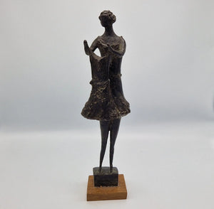 Bram Roth - Bronze statue - the washerwoman, Representation of a woman with a dress / the washerwoman Height: 40 cm