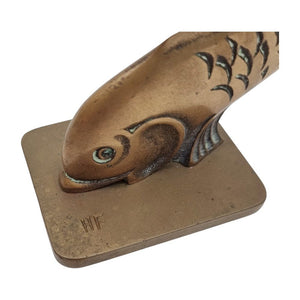 Bronze Amsterdam School sculpture of a fish. Mounted on a bronze base.Marked HF - H: 12.6 cm, w: 12 cm. - Close-up