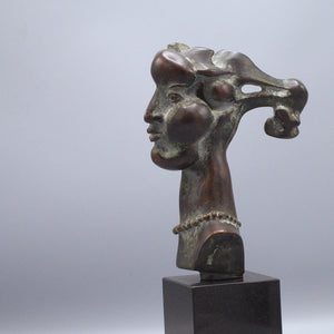 Bronze sculpture "Portrait of a girl" - Fons Bemelmans