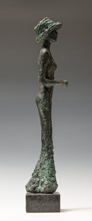 Bronze sculpture | Lady with Hat | 59 cm high | 20th century | Signed in bronze | 
side view right