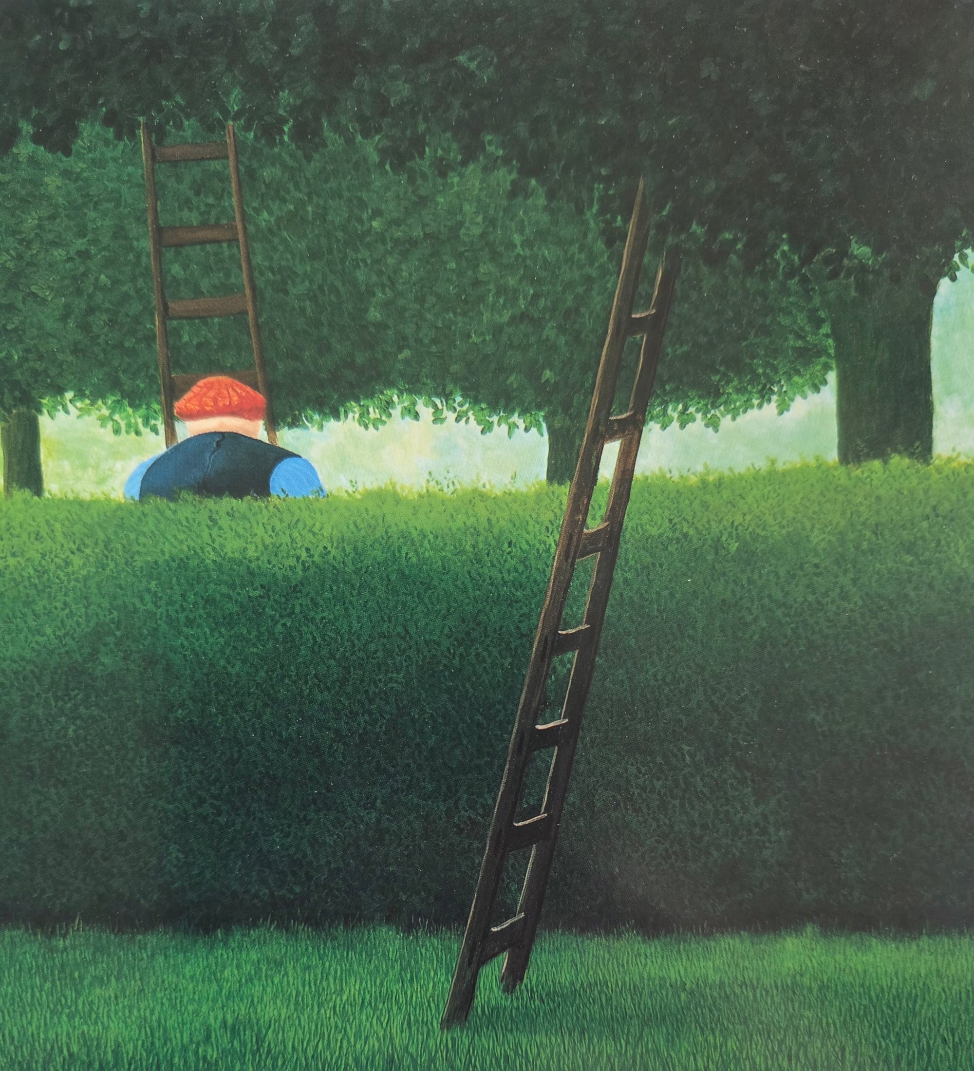 Dolf Zwerver, Boomgaard (1968), olieverfschilderij van een man met een rode pet in een groene boomgaard met hoge bomen en twee houten ladders. zonder lijst