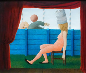 Schilderij 'Buiten de tent' van Dolf Zwerver met vrouw op stoel en figuur achter blauw hek
