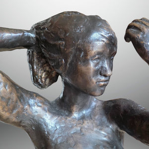 Flory Italianer | staand vrouwelijk naakt | Bronzen sculptuur | Gesigneerd en gedateerd 1980 | Close-up