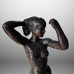 Flory Italianer | staand vrouwelijk naakt | Bronzen sculptuur | Gesigneerd en gedateerd 1980 | Close-up van het gezicht