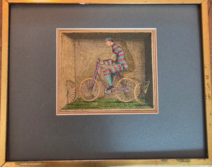 Handgekleurde ets van Herman Berserik met een fietser in een fantasierijk landschap, uitgevoerd in rood, groen, blauw en paars. ingelijst