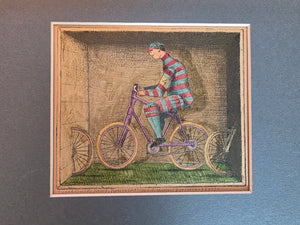 Handgekleurde ets van Herman Berserik met een fietser in een fantasierijk landschap, uitgevoerd in rood, groen, blauw en paars.