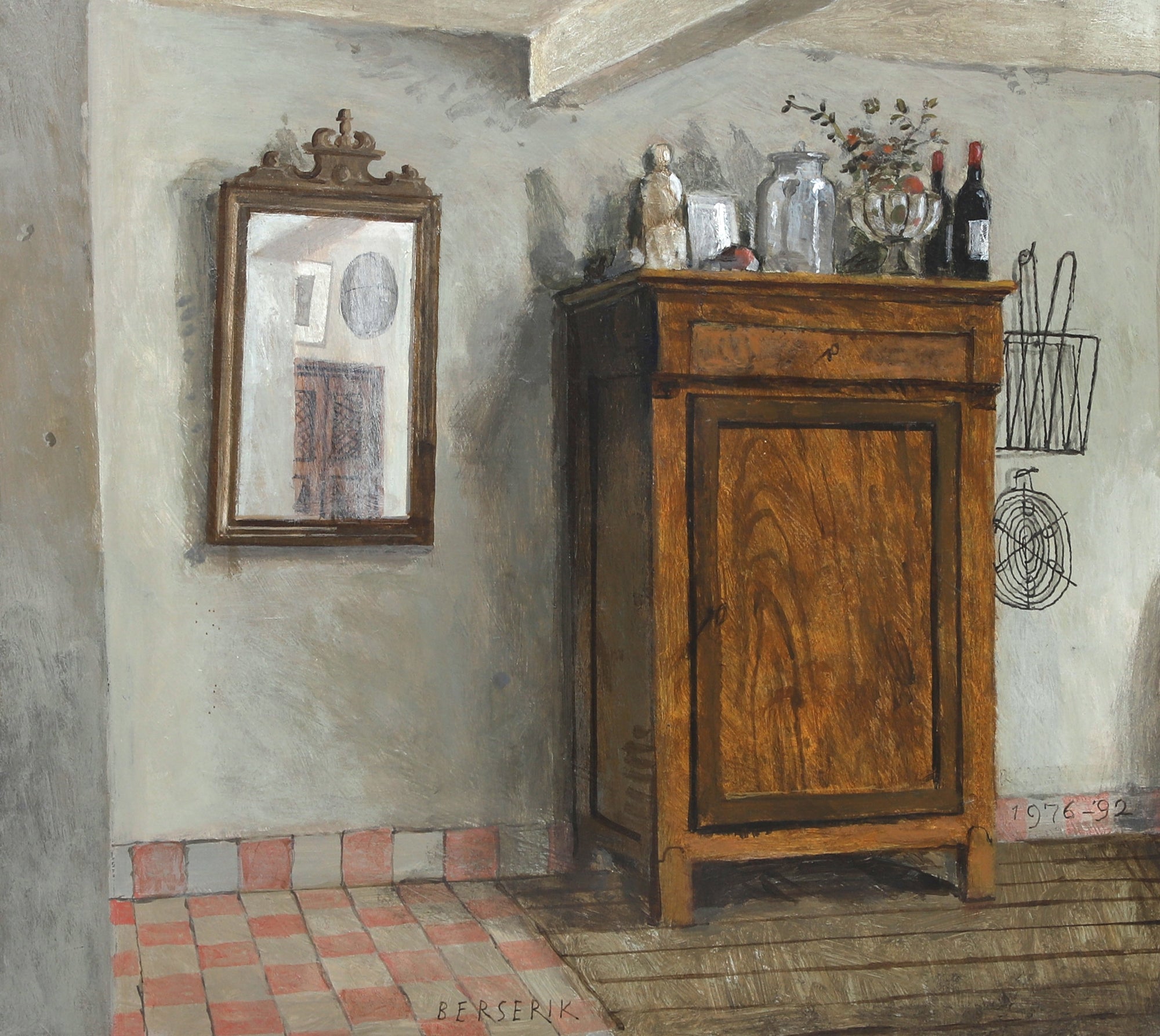 Schilderij van Hermanus Berserik met een houten kast in een verstild interieur, naast een spiegel en rood-witte tegelvloer, acryl op board uit 1992. zonder lijst