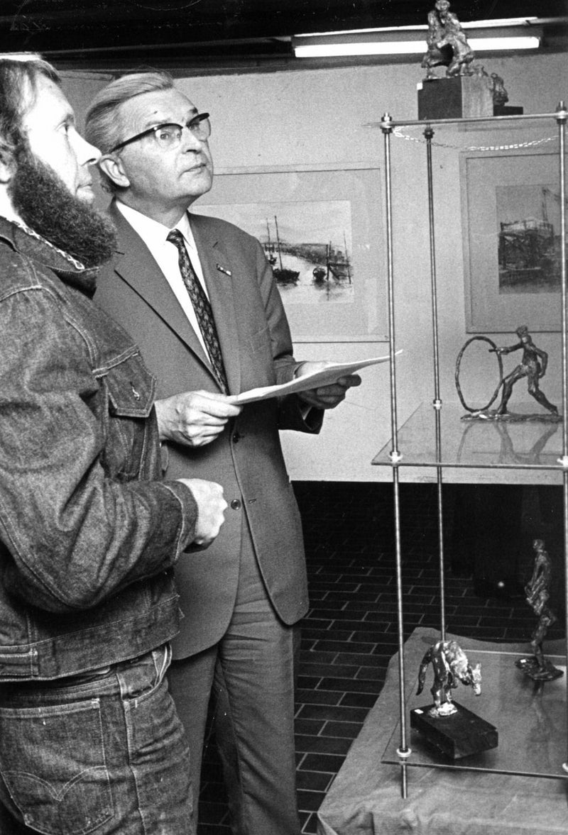 foto: beeldhouwer Jits Bakker links | en burgemeester J. van der Heide rechts | tijdens de opening van een tentoonstelling