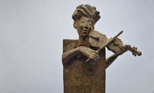 Loek Bos – Violinist, bronze sculpture for sale, detail view of sculpture, height 41 cm, with base 54 cm