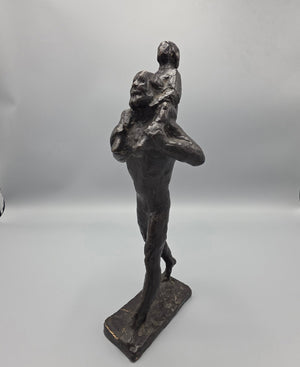 Pieter d’Hont | “Man en kind” | Bronzen sculptuur | Lopende man die een kind op zijn schouders draagt ​​| 1963