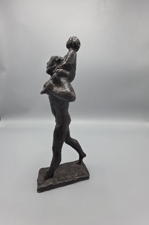 Pieter d’Hont | “Man en kind” | Bronzen sculptuur | Lopende man die een kind op zijn schouders draagt ​​| side view