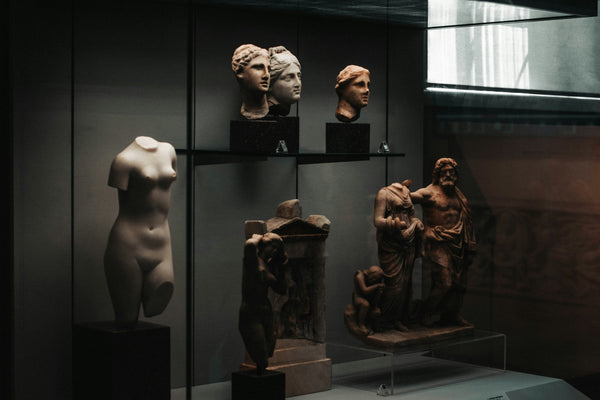 Banner image for the Sculptures Collection by Kunstiek | beelden en sculpturen in brons and ceramic presented in a museum setting | introducing the sculptures category.